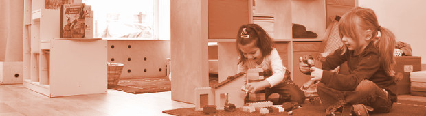 Zwei Kinder spielen mit Bauklötzen